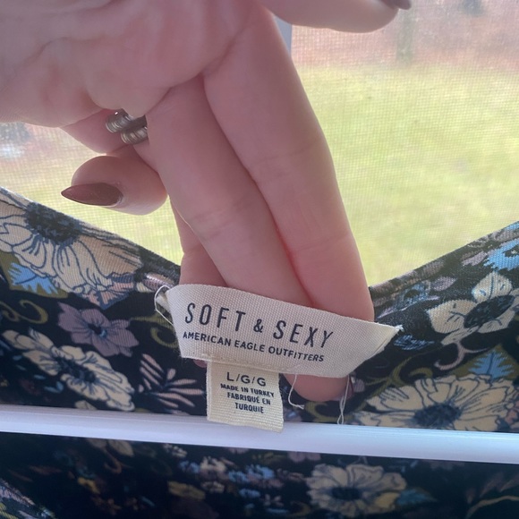 American Eagle size large dress. cutout in front for cleavage and bell sleeves - Picture 4 of 4